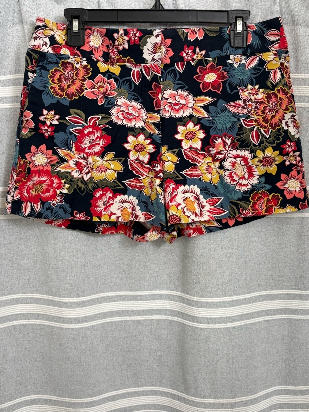 LOFT / Blue Floral Print Chino Mid Rise Shorts Size 8
